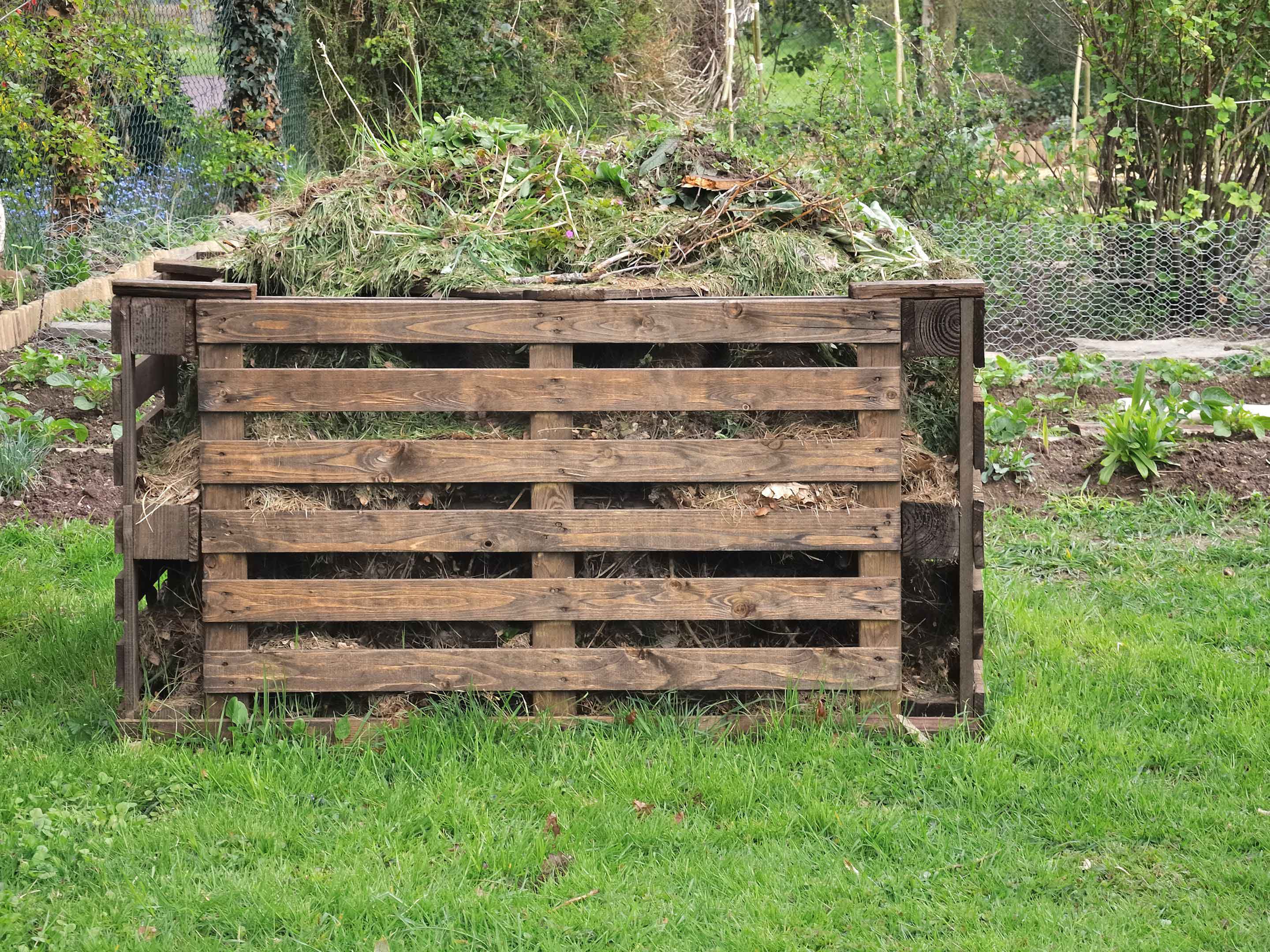 Fabriquer un bac composteur au jardin pour du compost maison